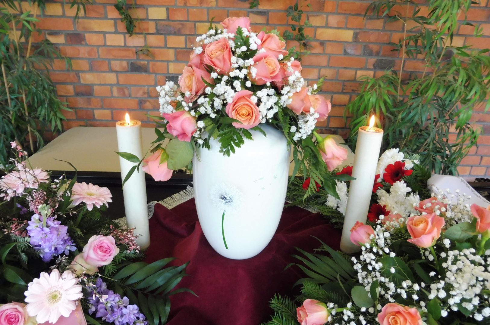 Urne mit Schmuck vor Feuerbestattung
