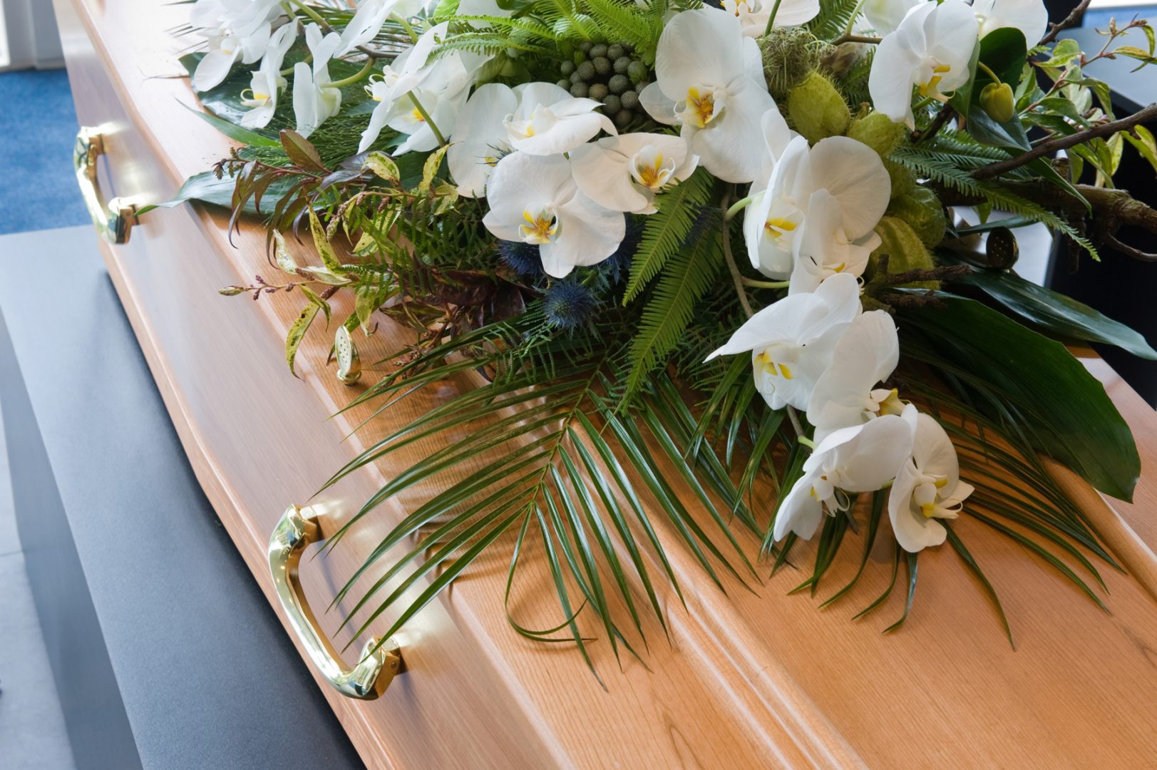 Blumengesteck auf Sarg